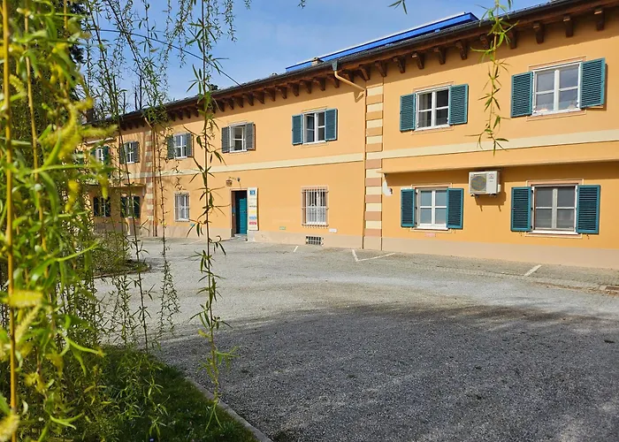 White Flat By Grazrentals With Cool Location & Free Parking