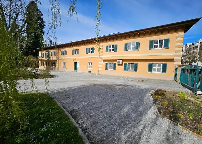 White Flat By Grazrentals With Cool Location & Free Parking