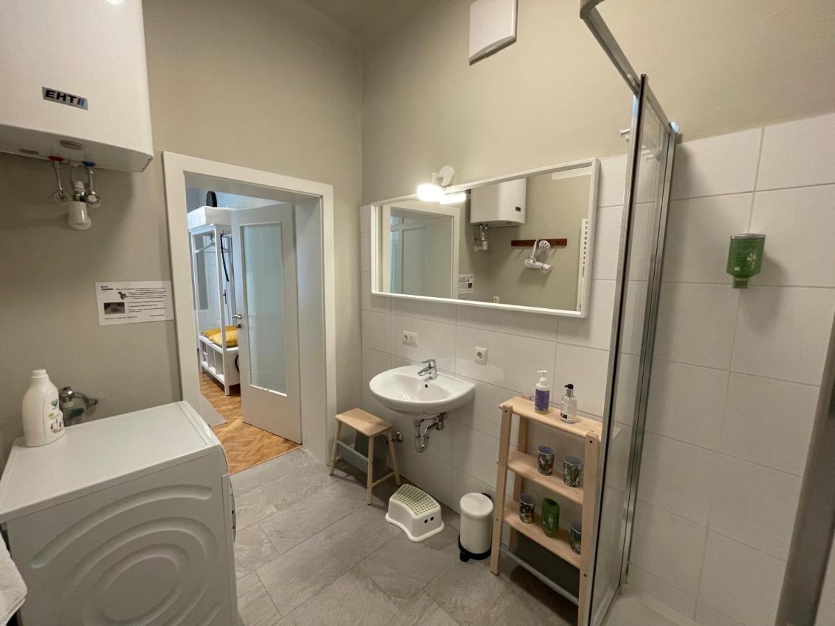 White Flat By Grazrentals With Cool Location & Free Parking *