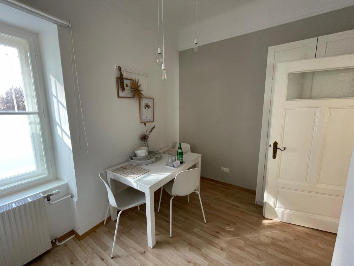 White Flat By Grazrentals With Cool Location & Free Parking